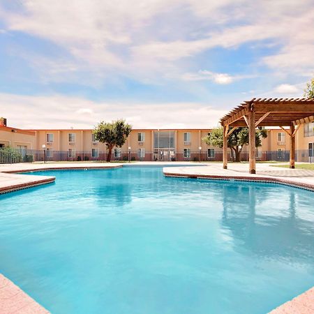 Super 8 By Wyndham Plainview Hotel Bagian luar foto