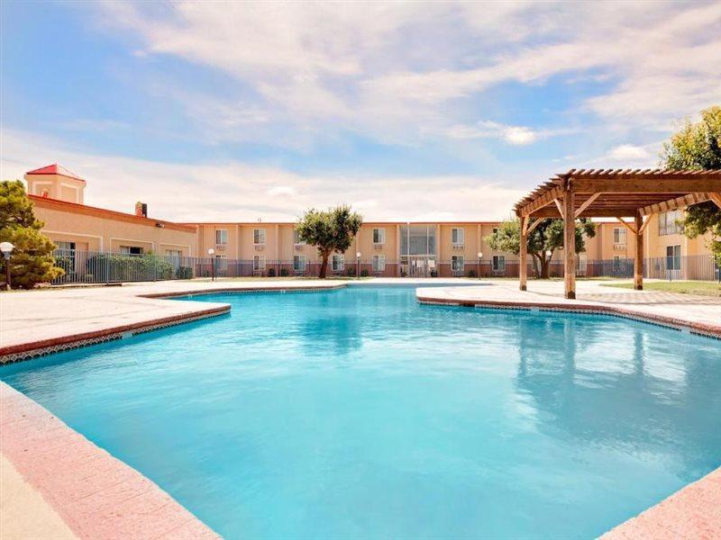 Super 8 By Wyndham Plainview Hotel Bagian luar foto