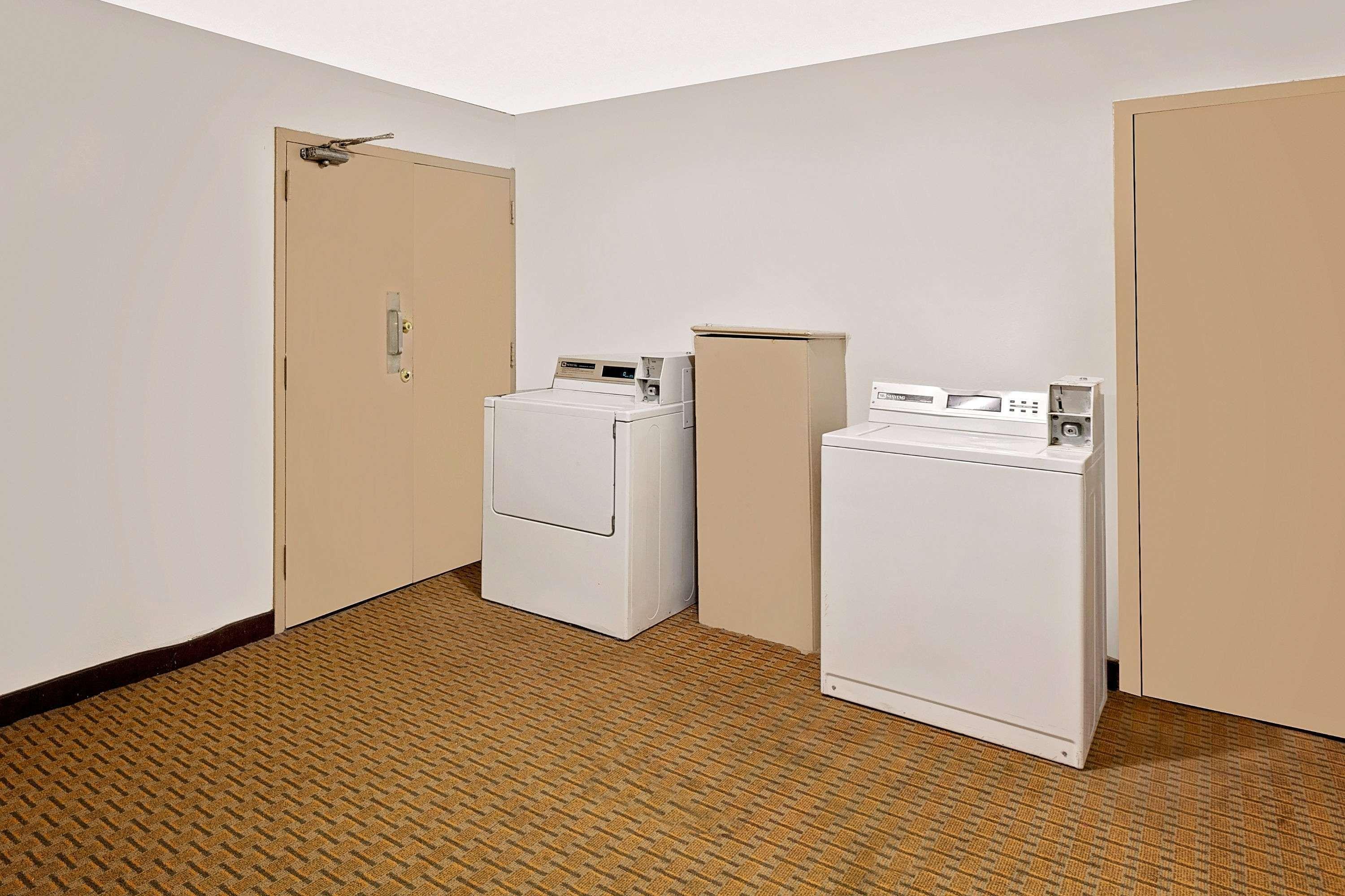Super 8 By Wyndham Plainview Hotel Bagian luar foto