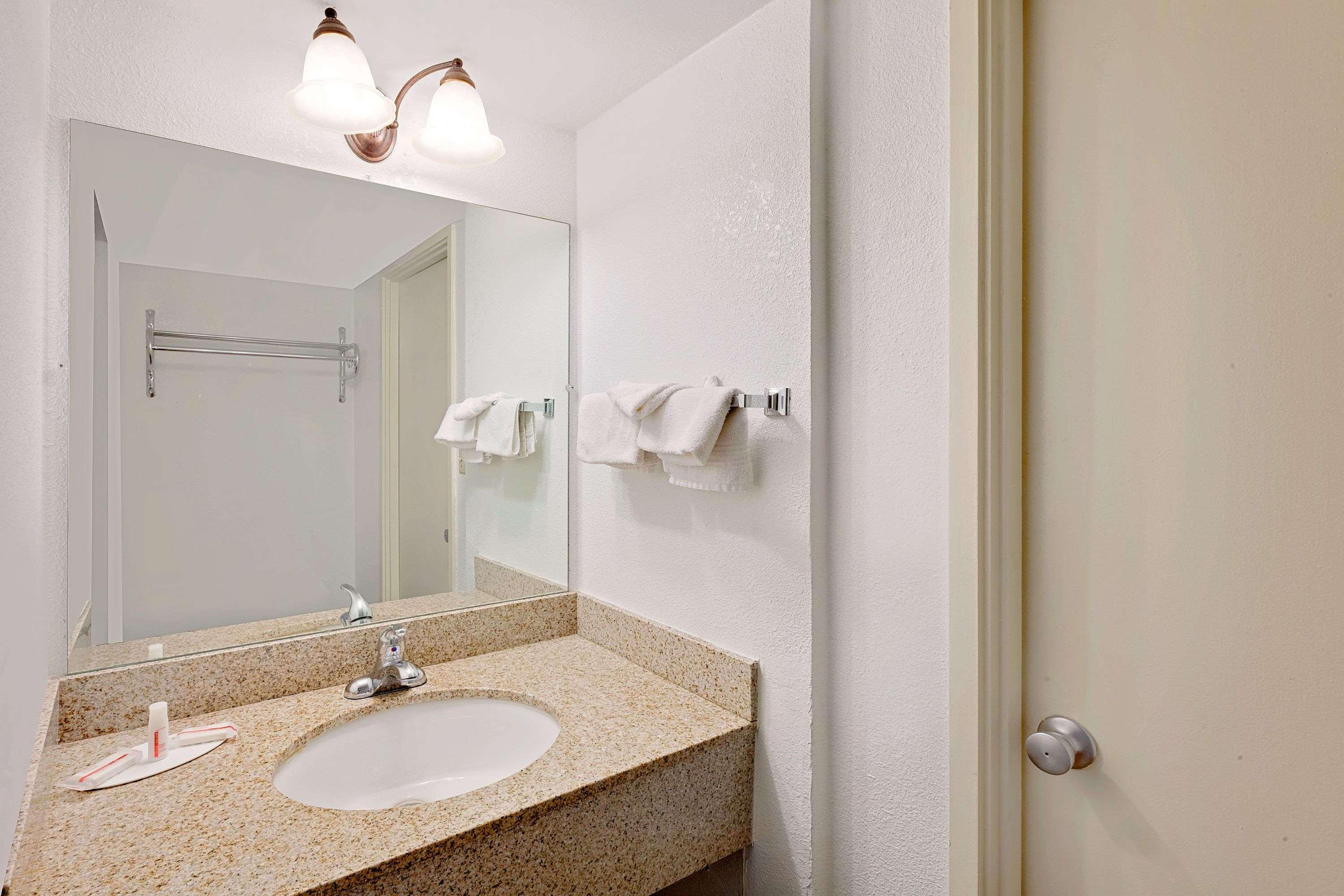 Super 8 By Wyndham Plainview Hotel Bagian luar foto